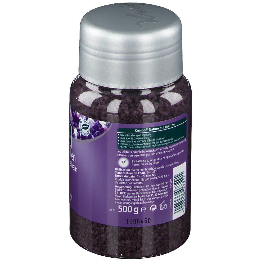 Cristalli da bagno Kneipp Lavanda. Contenitore viola con coperchio argentato. Informazioni sul prodotto su etichetta viola. 500g.