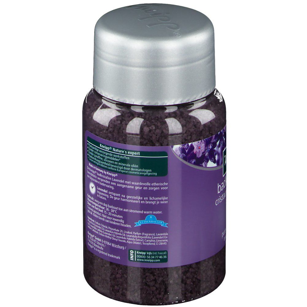 Cristalli da bagno Kneipp Lavanda. Contenitore viola con coperchio argentato. Informazioni sul prodotto su etichetta viola.