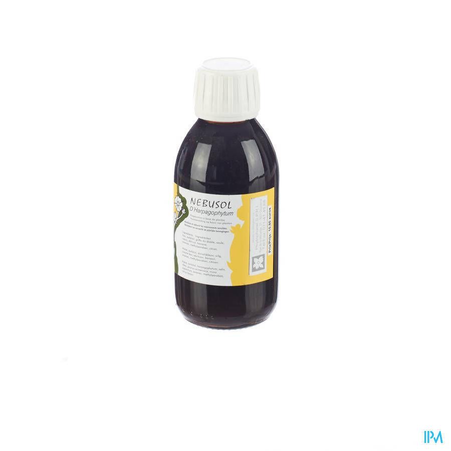 Liquido marrone in bottiglia con tappo bianco. Etichetta con informazioni sul prodotto. Scritta: Nebusol.