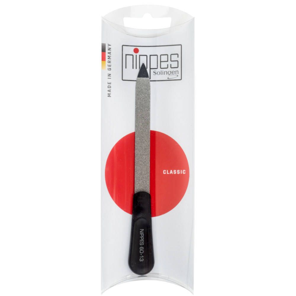 Lima per unghie in confezione blister. Manico nero, superficie di limatura grigia. Cerchio rosso con "CLASSIC". Marchio: Nippes Solingen.