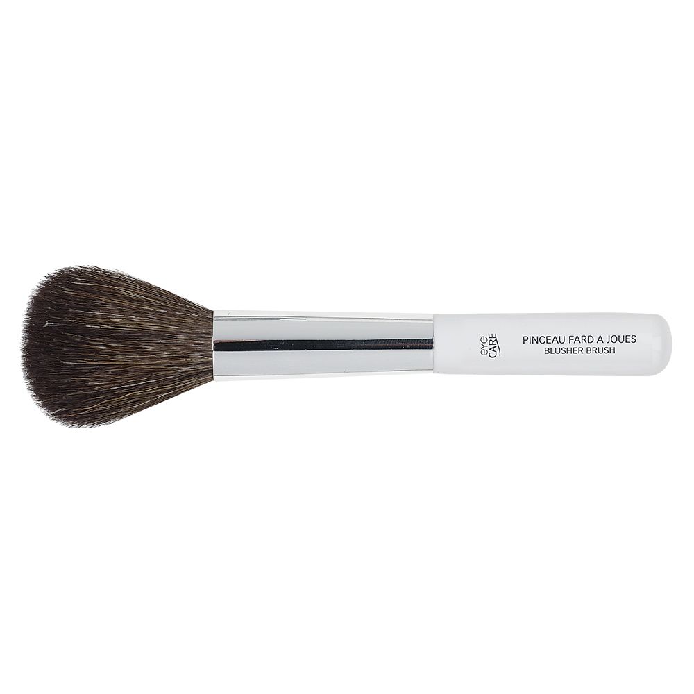 Pennello con setole marroni e manico bianco. Scritta: PINCEAU FARD A JOUES BLUSHER BRUSH.