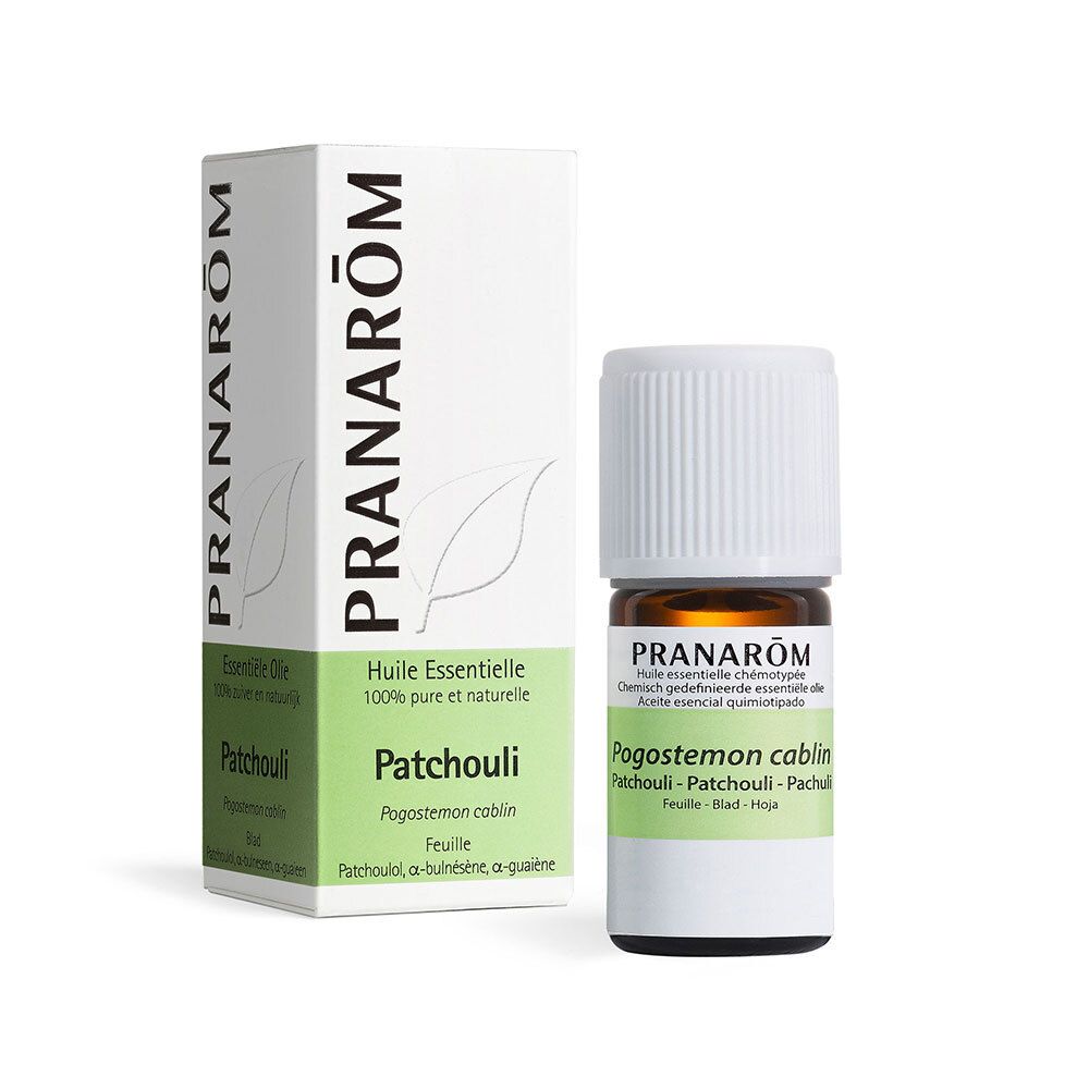 Olio essenziale Pranarom Patchouli. Flacone e scatola. Bianco, verde. Testo: Patchouli, Huile Essentielle 100% pure et naturelle.