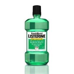 Bottiglia verde con tappo nero. Etichetta "Listerine FreshBurst".