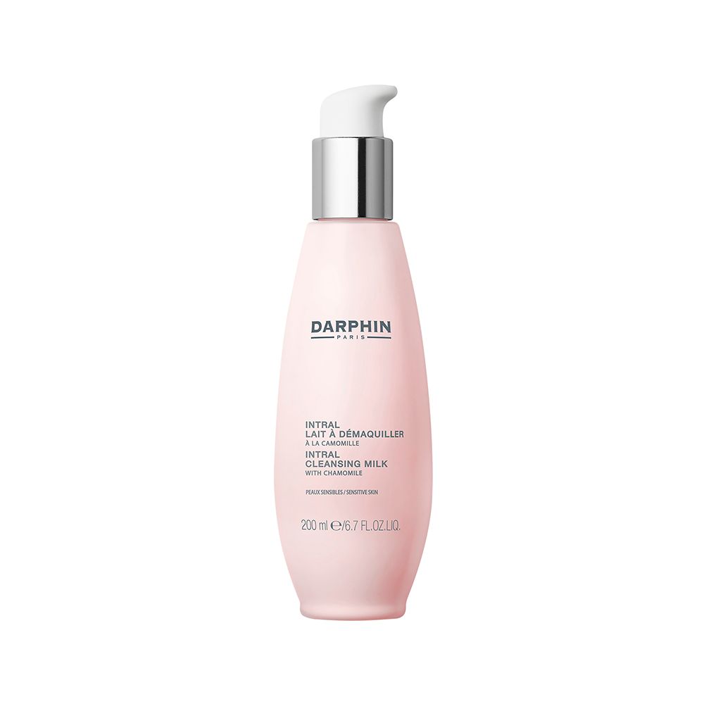 Flacone rosa con erogatore bianco. Scritta: DARPHIN, Intral Lait à Démaquiller, Intral Cleansing Milk with Chamomile.
