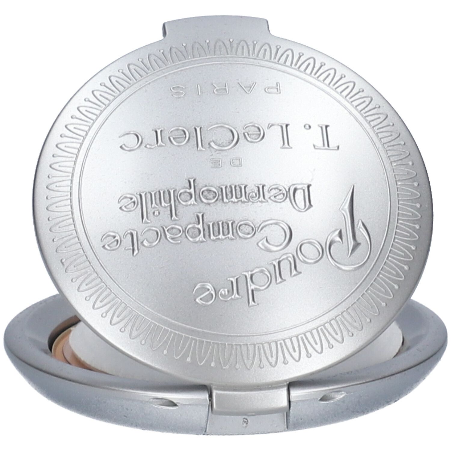 Cofanetto compatto argento aperto. Coperchio con incisioni e testo. Cipria visibile.