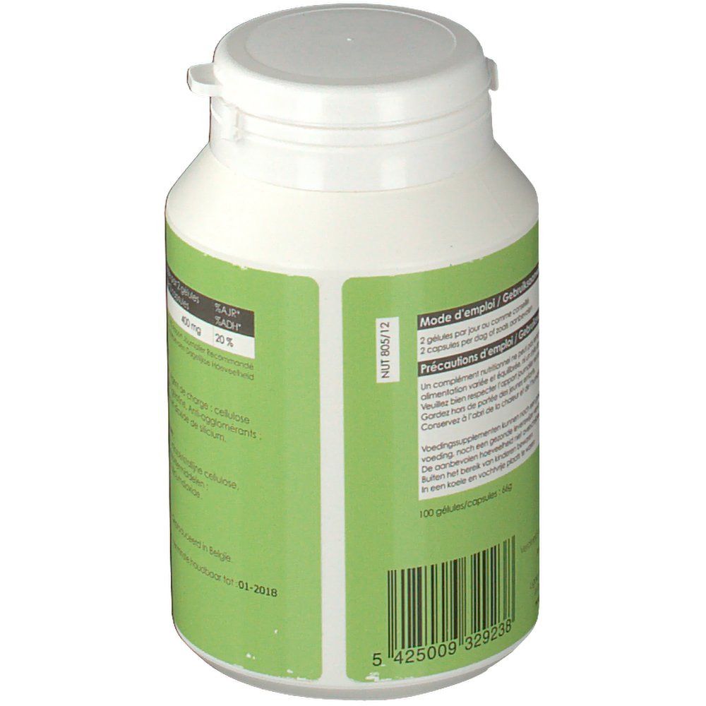 Retro del flacone bianco. Etichetta verde con istruzioni per l'uso e codice a barre. Testo multilingue.