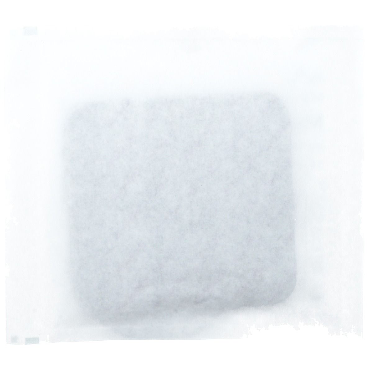 Medicazione in schiuma bianca, quadrata. Forma rettangolare. Prodotto non identificabile.