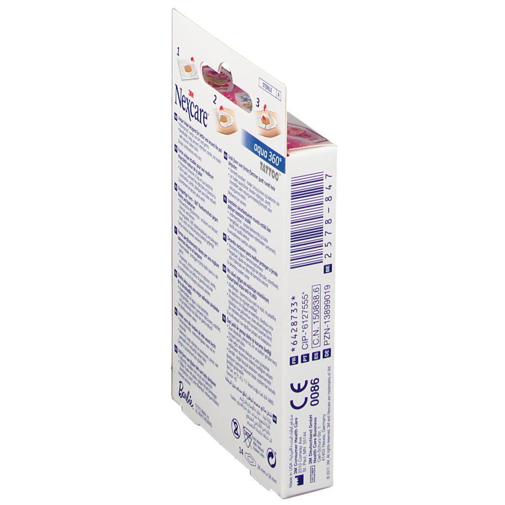Vista laterale della confezione di cerotti Nexcare Aqua 360 Tattoo Barbie. Codice a barre e marchio CE visibili. Testo multilingue.