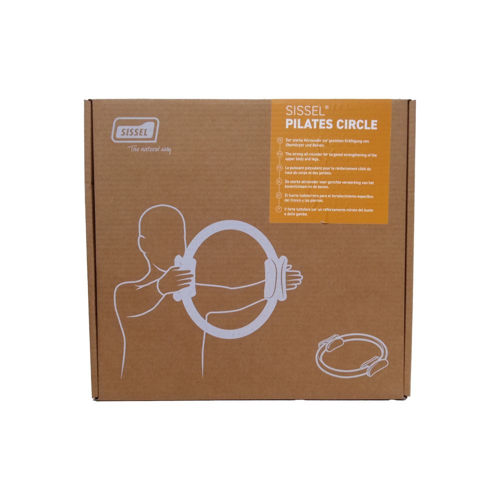 Confezione con SISSEL Pilates Circle. Donna che dimostra l'uso. Testo: SISSEL PILATES CIRCLE, descrizione multilingue.