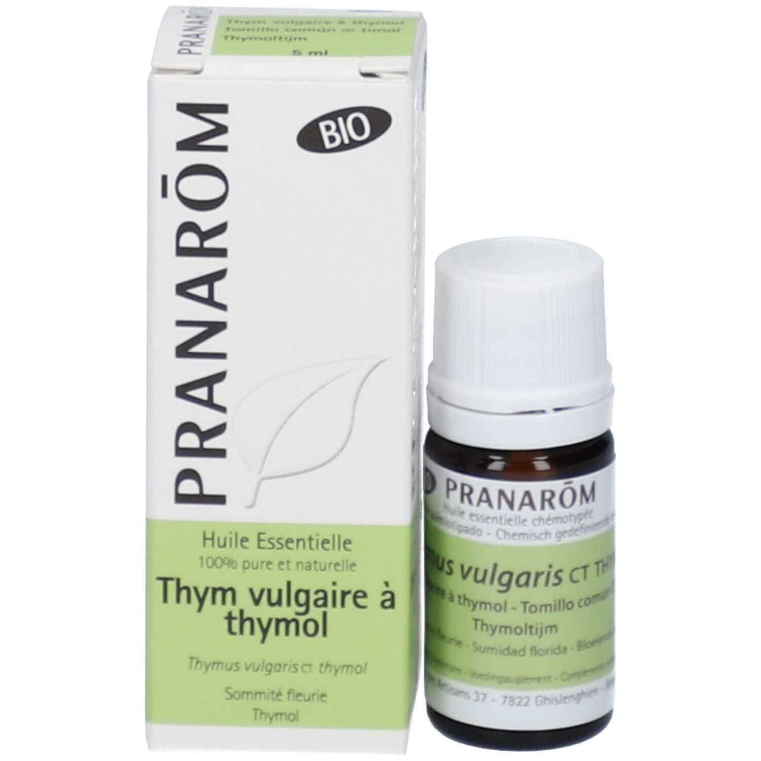 Flacone di vetro marrone con tappo bianco ed etichetta. Scatola bianca con dettagli verdi. Scritta: PRANAROM.