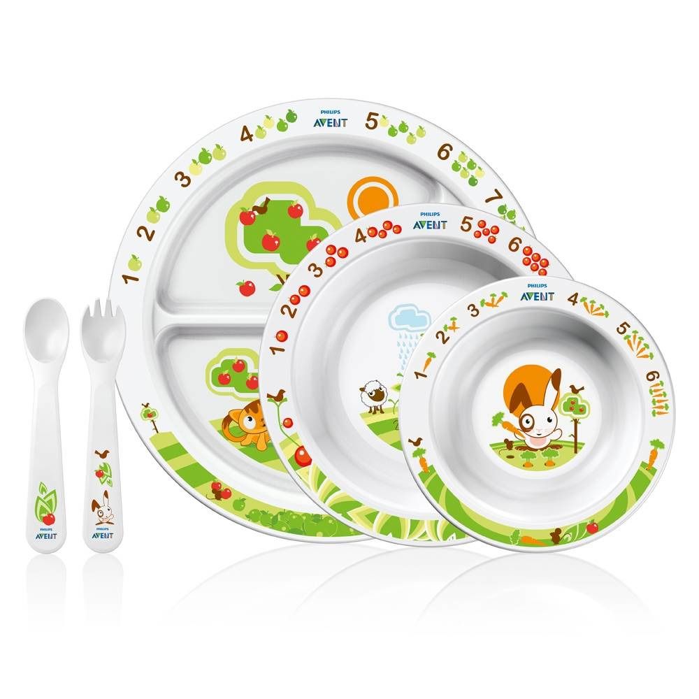 Set pappa con piatti, ciotole, cucchiaio e forchetta. Motivi animali e coniglietto. Su sfondo bianco.