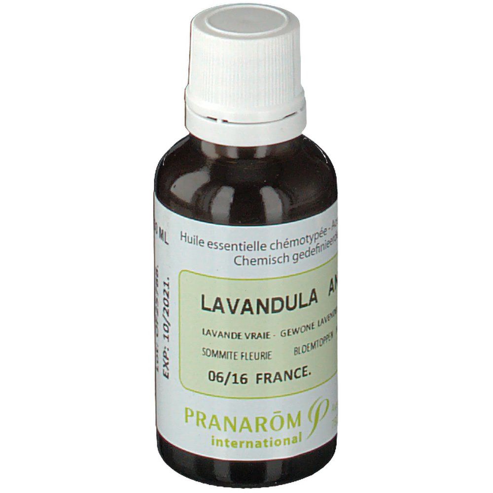 Flacone di vetro marrone con tappo bianco. Etichetta con testo: Lavandula, Lavanda vera, 06/16 FRANCE. Marchio Pranarom.