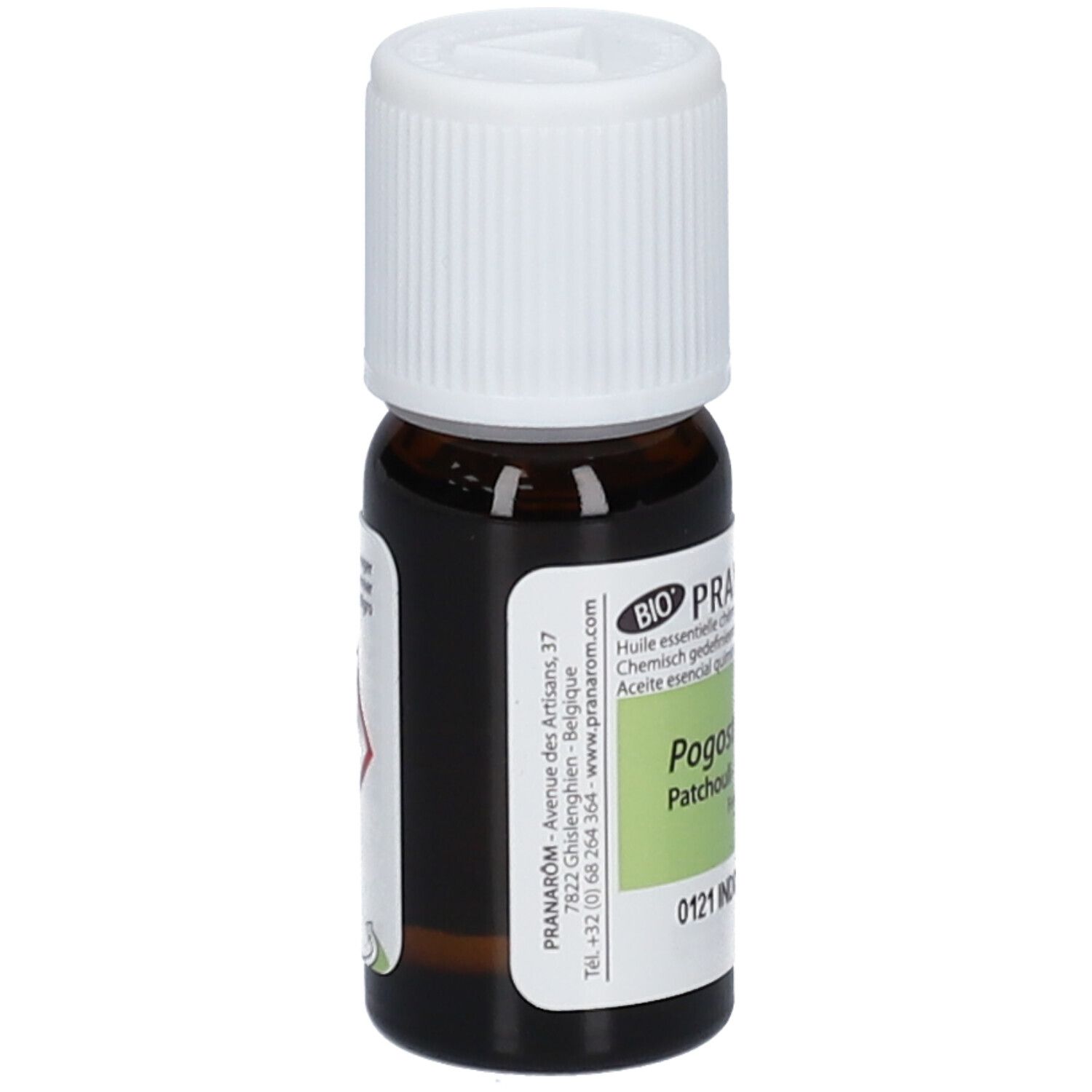 Flacone di vetro marrone con tappo bianco ed etichetta. Testo: Pogostemon cablin, Patchouli. 10 ml.