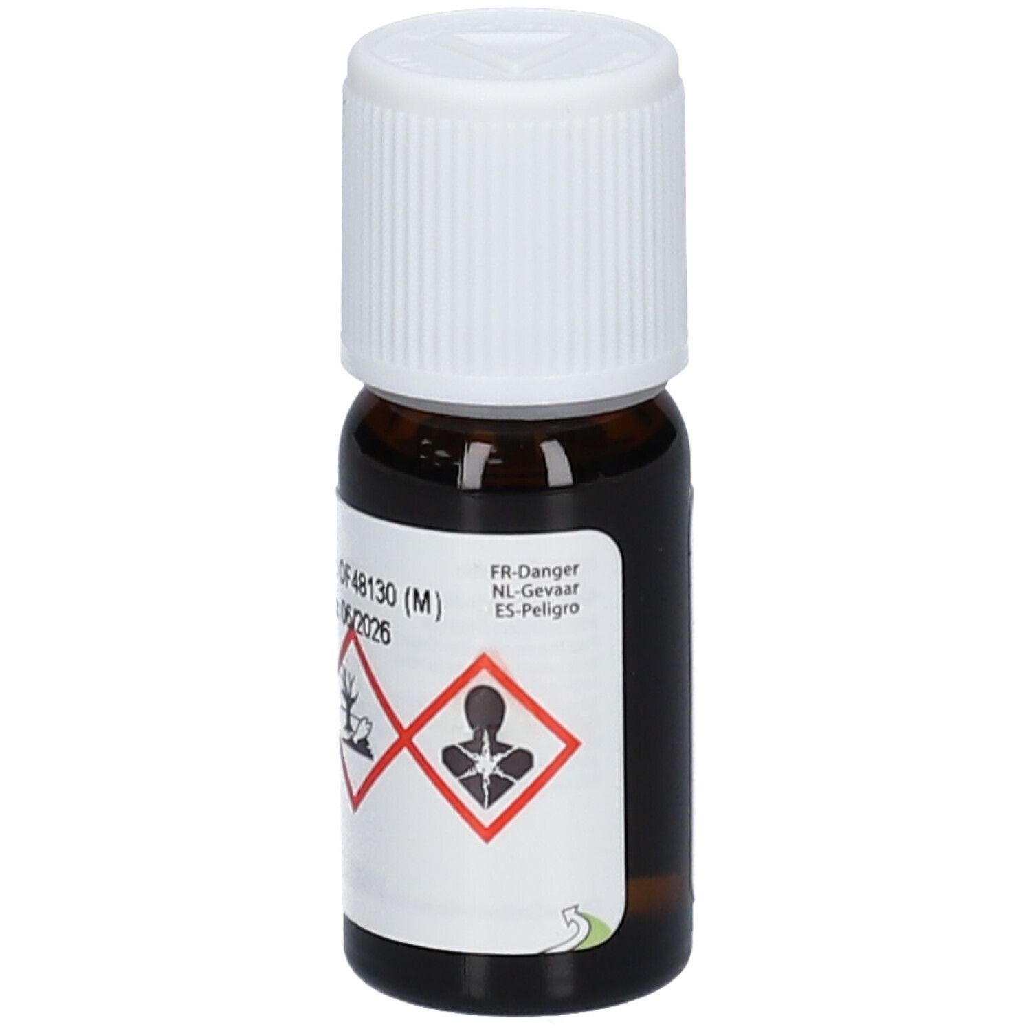 Flacone di vetro marrone con tappo bianco ed etichetta. Testo: Pogostemon cablin, Patchouli. 10 ml. Simboli di pericolo.