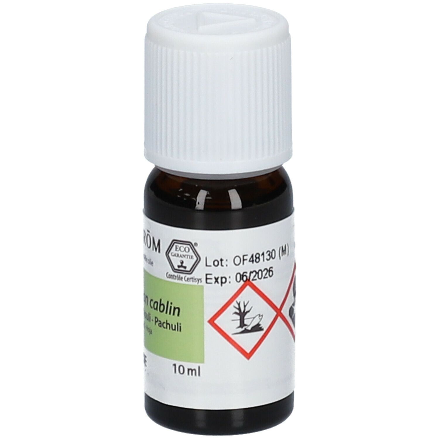 Flacone di vetro marrone con tappo bianco ed etichetta. Testo: Pogostemon cablin, Patchouli. 10 ml. Simboli di pericolo.