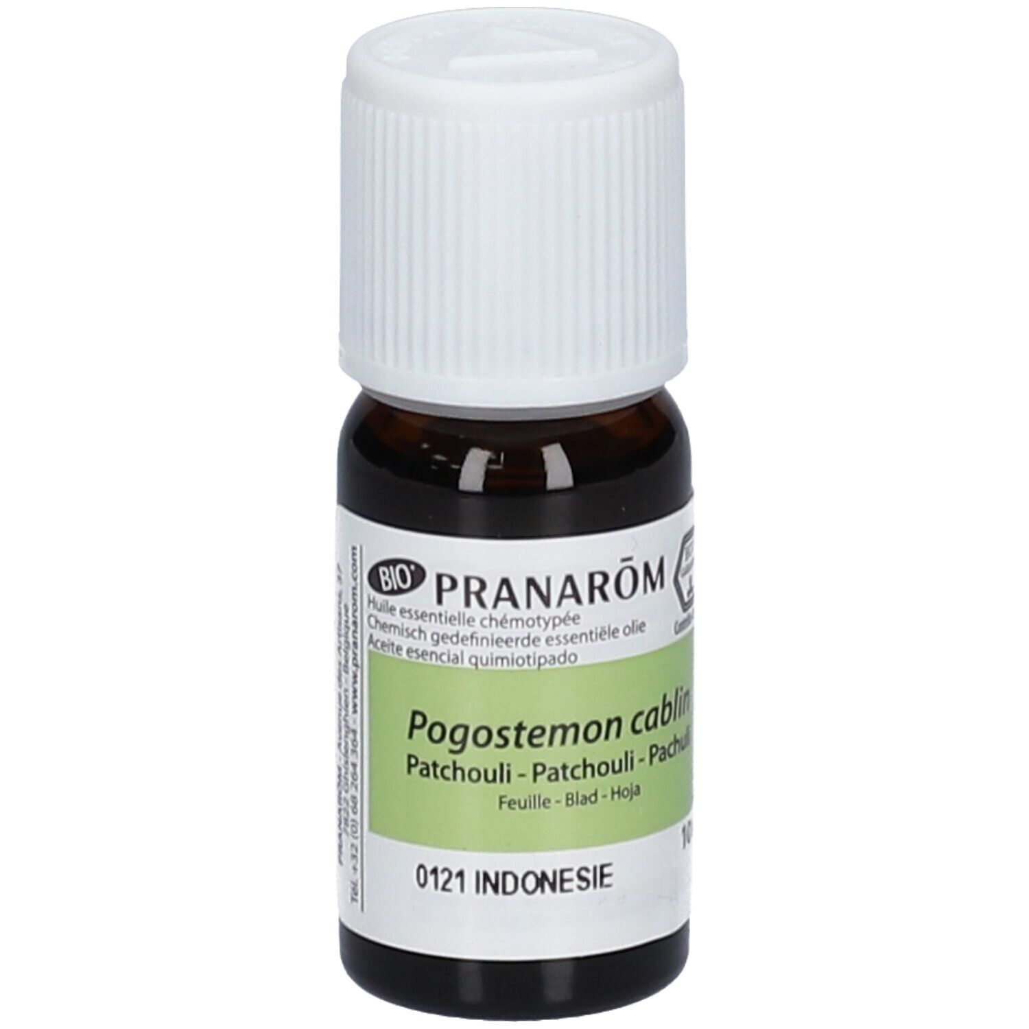 Flacone di vetro marrone con tappo bianco ed etichetta. Testo: Pogostemon cablin, Patchouli. 10 ml.