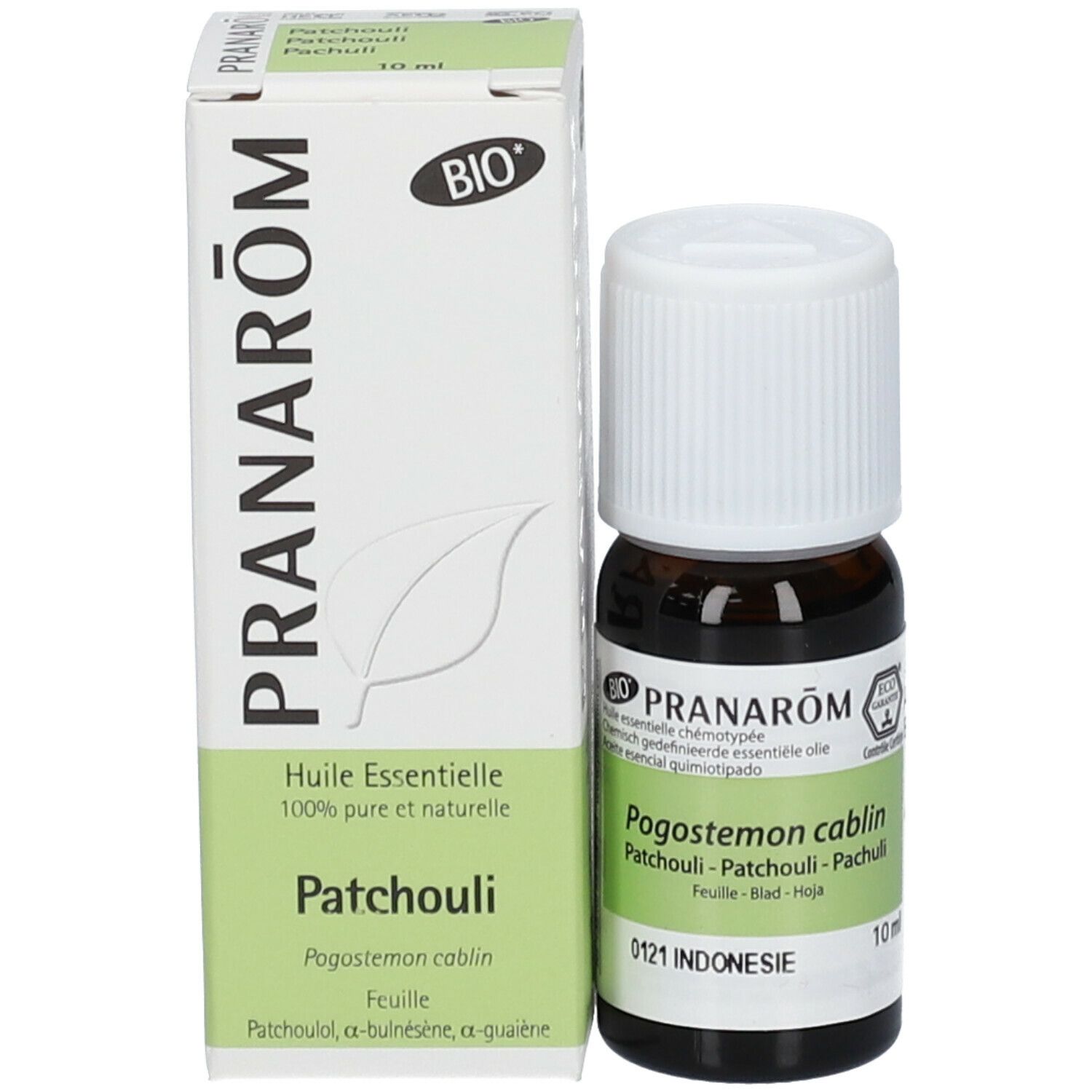 Flacone di vetro marrone con tappo bianco ed etichetta. Testo: Pogostemon cablin, Patchouli. 10 ml. Con scatola.