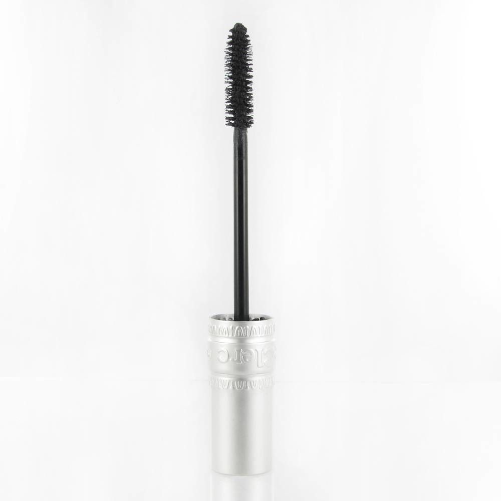 Spazzola per mascara grigia con stelo nero e tubo argentato. La testina è cilindrica.
