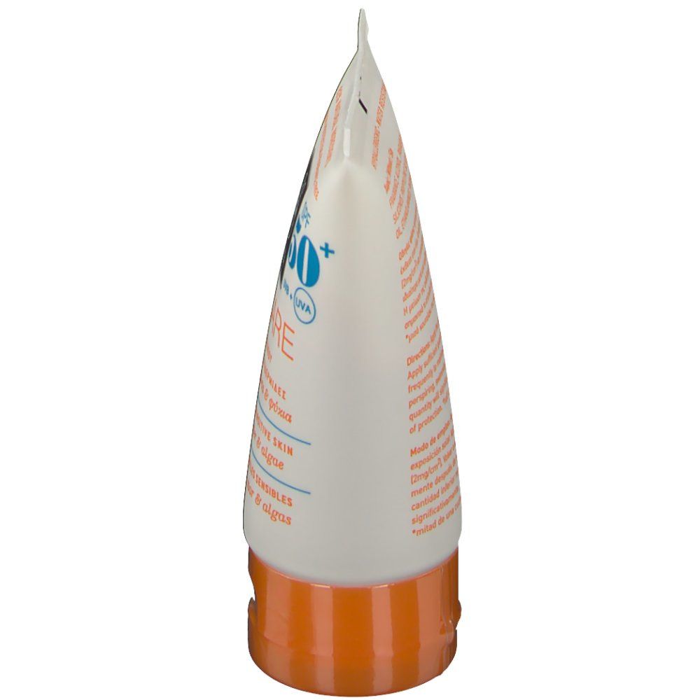Vista laterale dell'estremità del tubo. Tappo arancione. Informazioni sul prodotto su sfondo bianco.