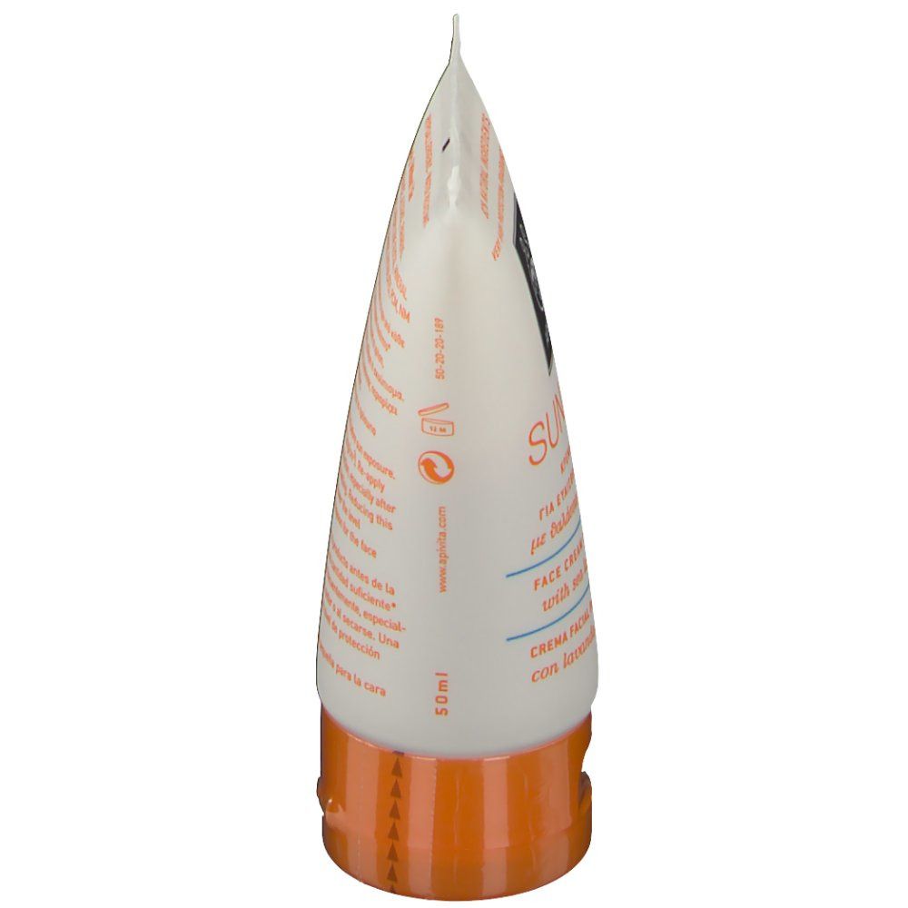 Vista laterale dell'estremità del tubo. Tappo arancione. Informazioni sul prodotto su sfondo bianco.