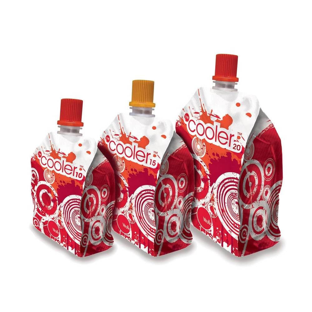 Tre sacchetti con design rosso e bianco. Scritta "cooler" e numeri. Tappi rossi e gialli.