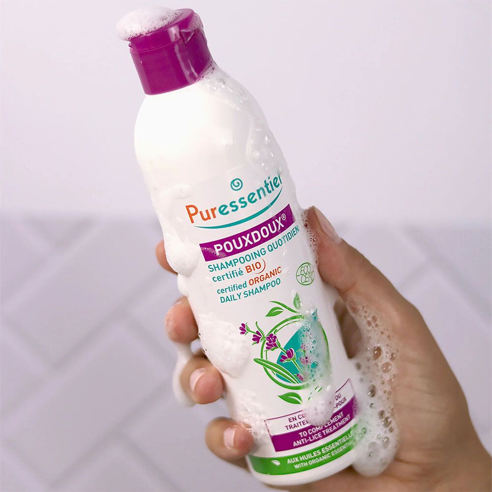 Flacone con tappo viola, ricoperto di schiuma. Scritta: Puressentiel Poudoux® Shampooing.