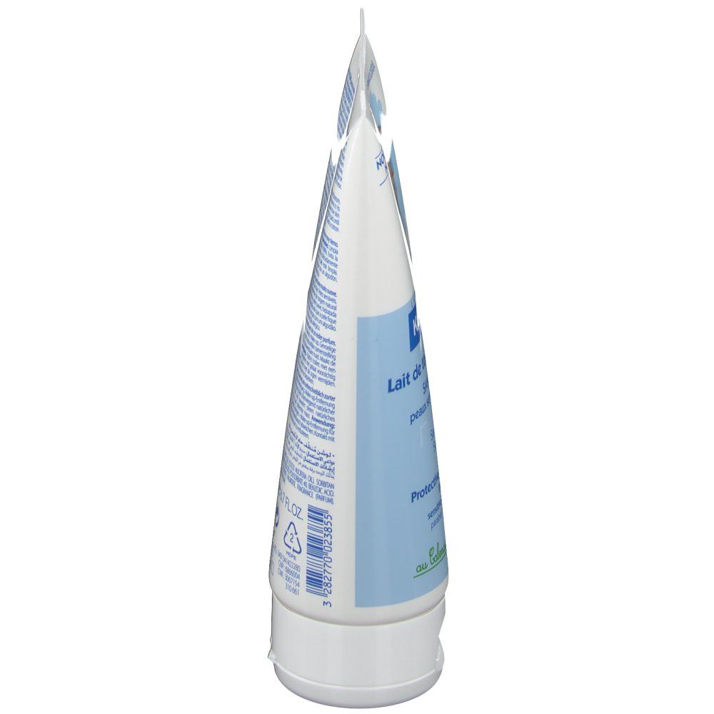 Vista laterale di un tubo bianco. Testo: Klorane Bébé, Lait de toilette protecteur. Con informazioni sul prodotto.