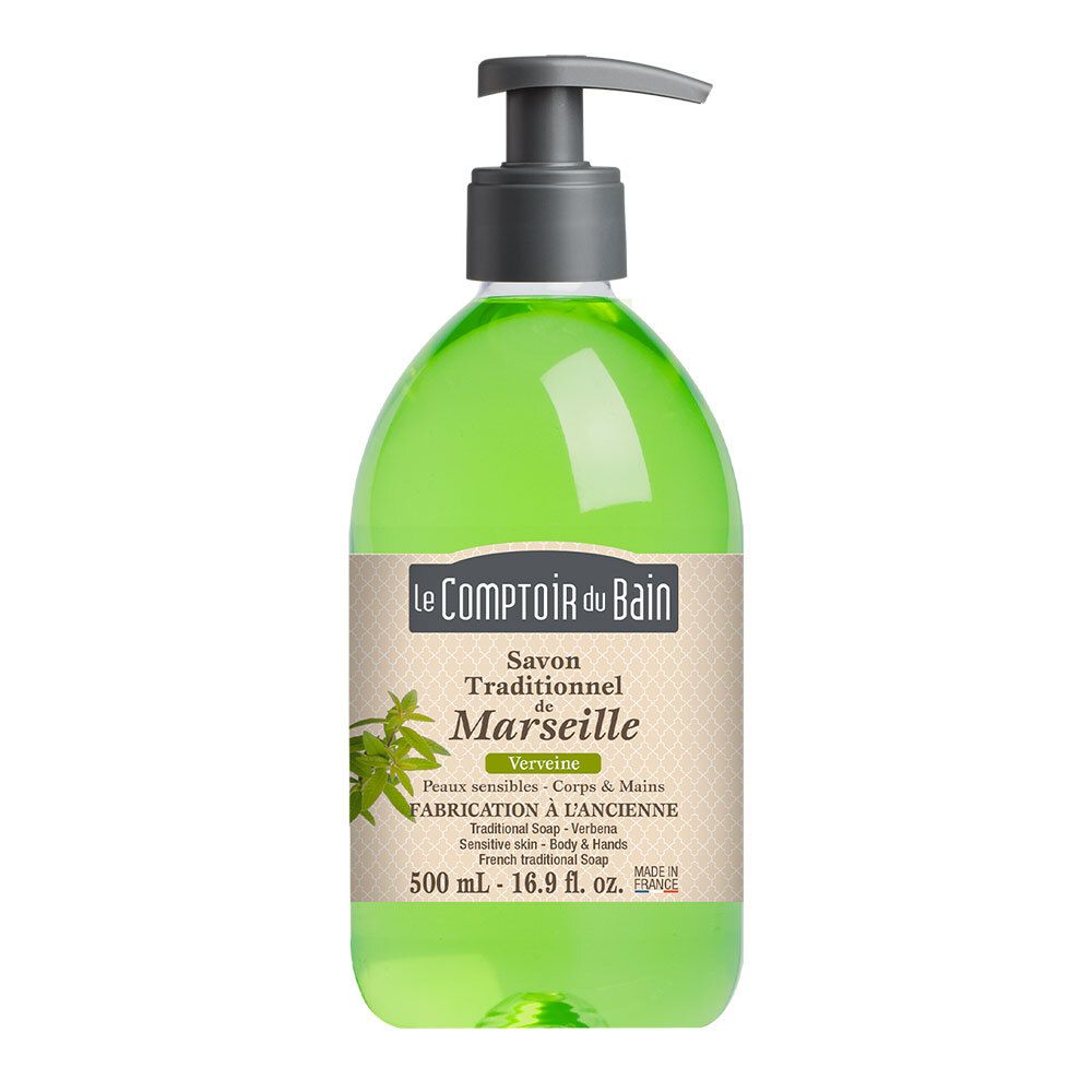 Sapone liquido verde con dosatore. Scritta: Le Comptoir du Bain, Savon Traditionnel de Marseille, Verbena. Per pelli sensibili.