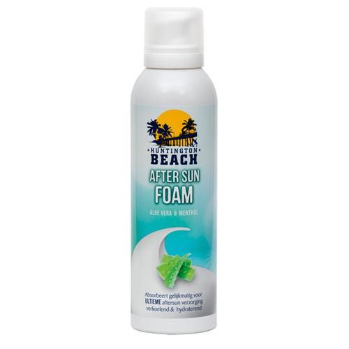 Flacone spray con tappo bianco. Scritta: Huntington Beach After Sun Foam. Con aloe vera e mentolo. Immagine di palme e sole.