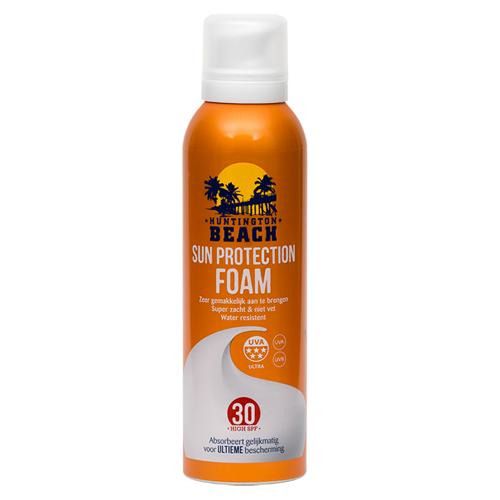 Flacone spray arancione con tappo bianco. Testo: Huntington Beach Sun Protection Foam, SPF 30, sigillo UVA.