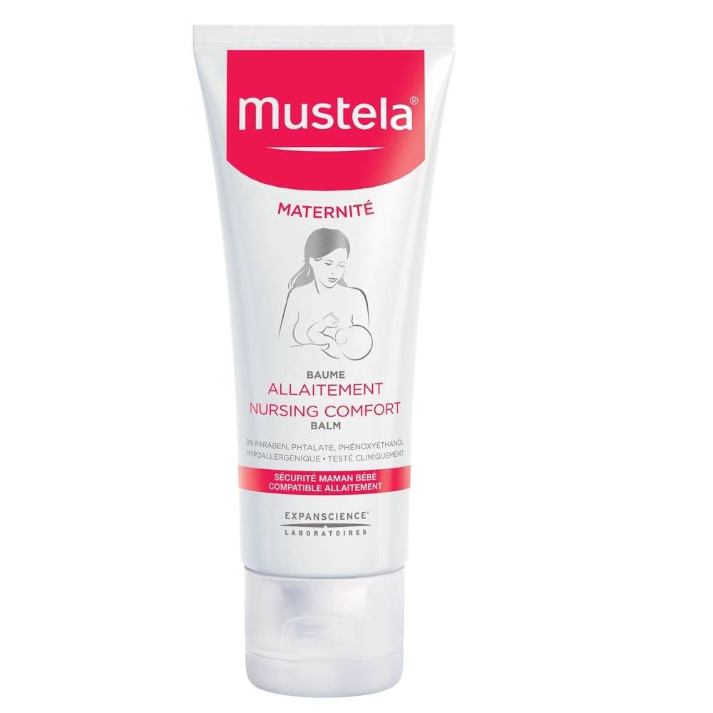 Tubo bianco con tappo rosso. Logo Mustela. Testo 'Maternité' e 'Baume Allaitement'. Illustrazione di allattamento.
