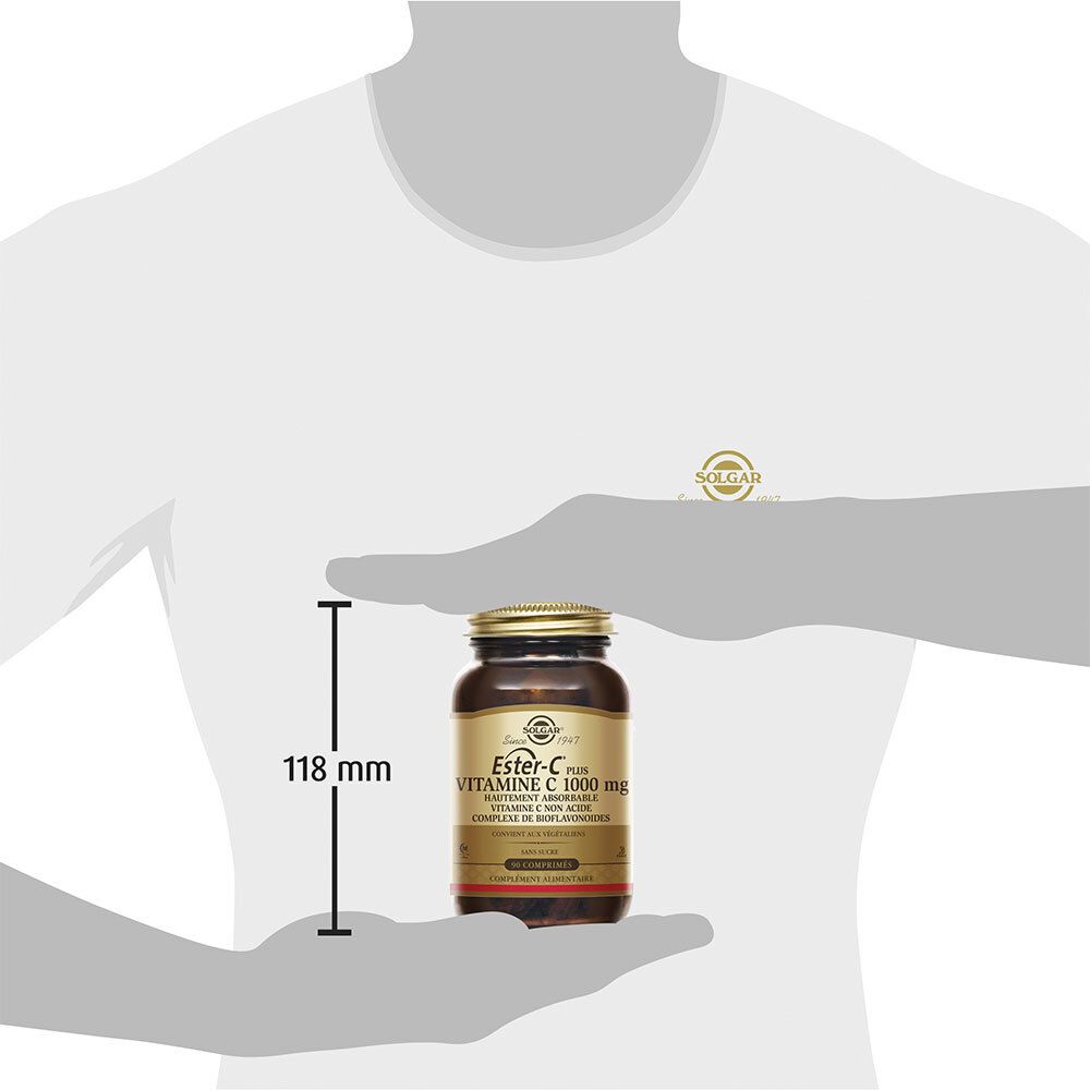 Persona che tiene il flacone in mano. Indicazione delle dimensioni: 118 mm. Nome del prodotto e logo visibili.