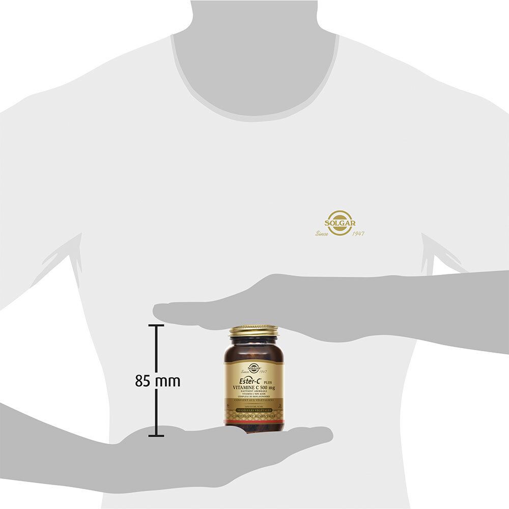 Persona che tiene il flacone di vitamina C. Misurazione di 85 mm.