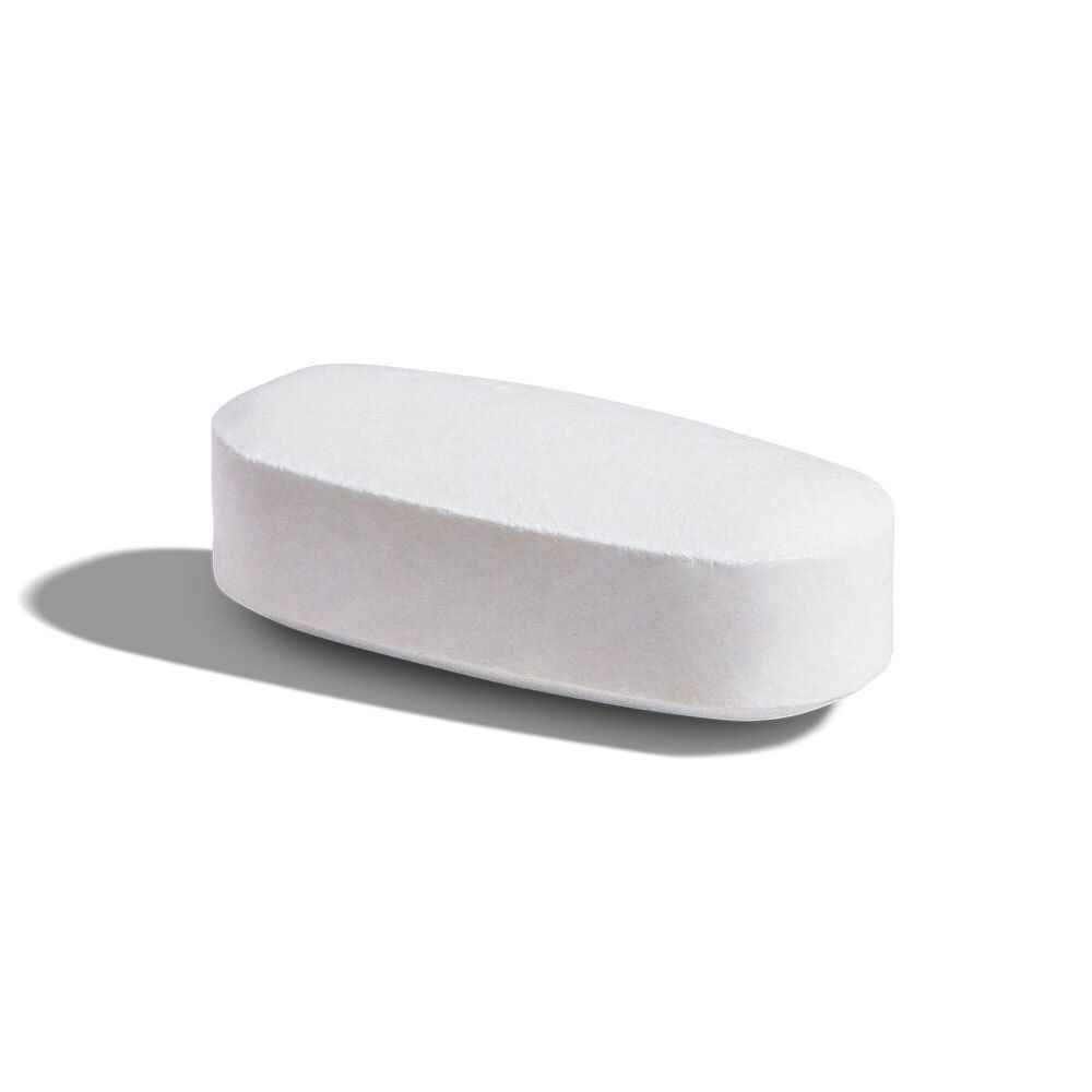 Una singola compressa bianca ovale. Poggia su una superficie con un'ombra.