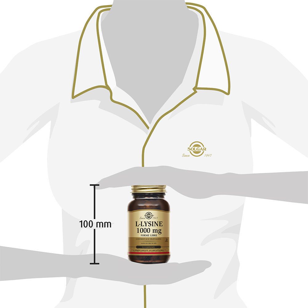 Persona che tiene in mano una bottiglia. Misurazione di 100 mm. Bottiglia con etichetta del prodotto.