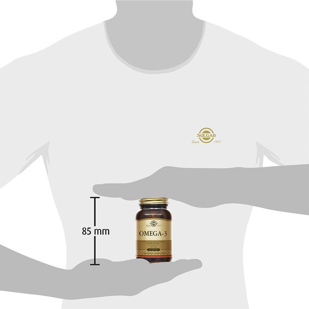 Flacone tenuto in mano. 85 mm di altezza. Etichetta Omega-3. Tappo dorato.