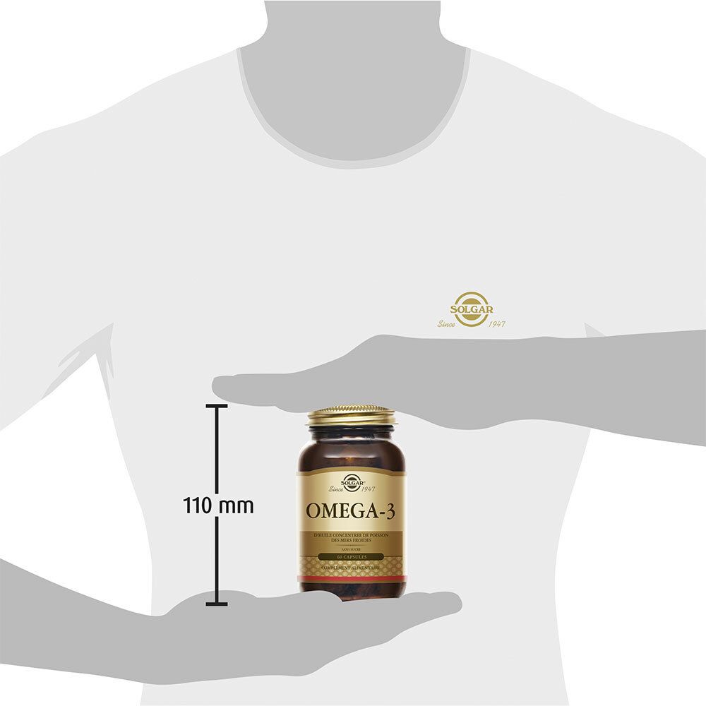 Persona che tiene in mano un flacone di Omega-3. Misura di 110 mm. Marchio Solgar.