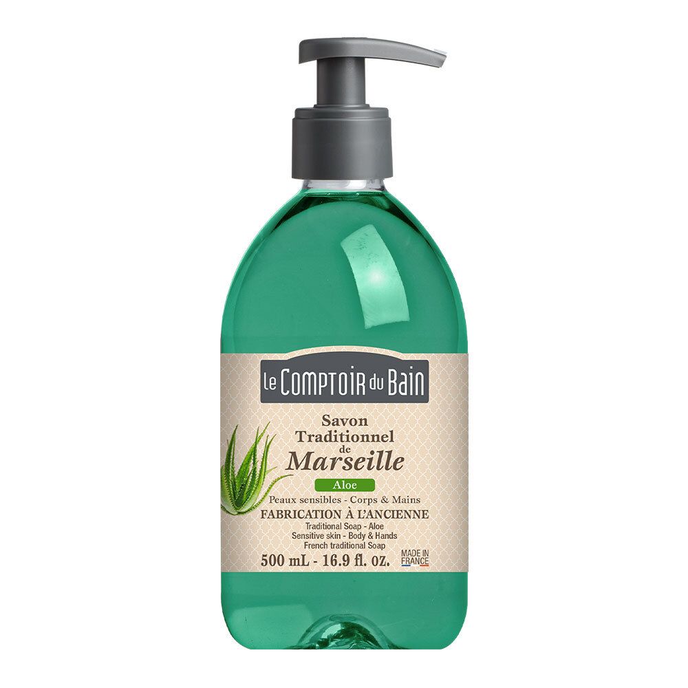 Flacone di sapone liquido verde con dosatore. Scritta: Le Comptoir du Bain, Savon de Marseille, Aloe. 500 ml.