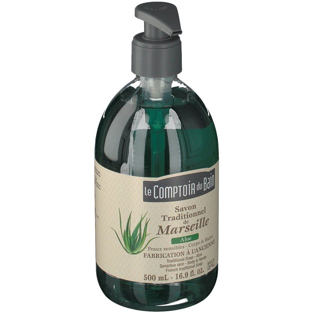 Flacone di sapone liquido verde con dosatore. Scritta: Le Comptoir du Bain, Savon de Marseille, Aloe. 500 ml.