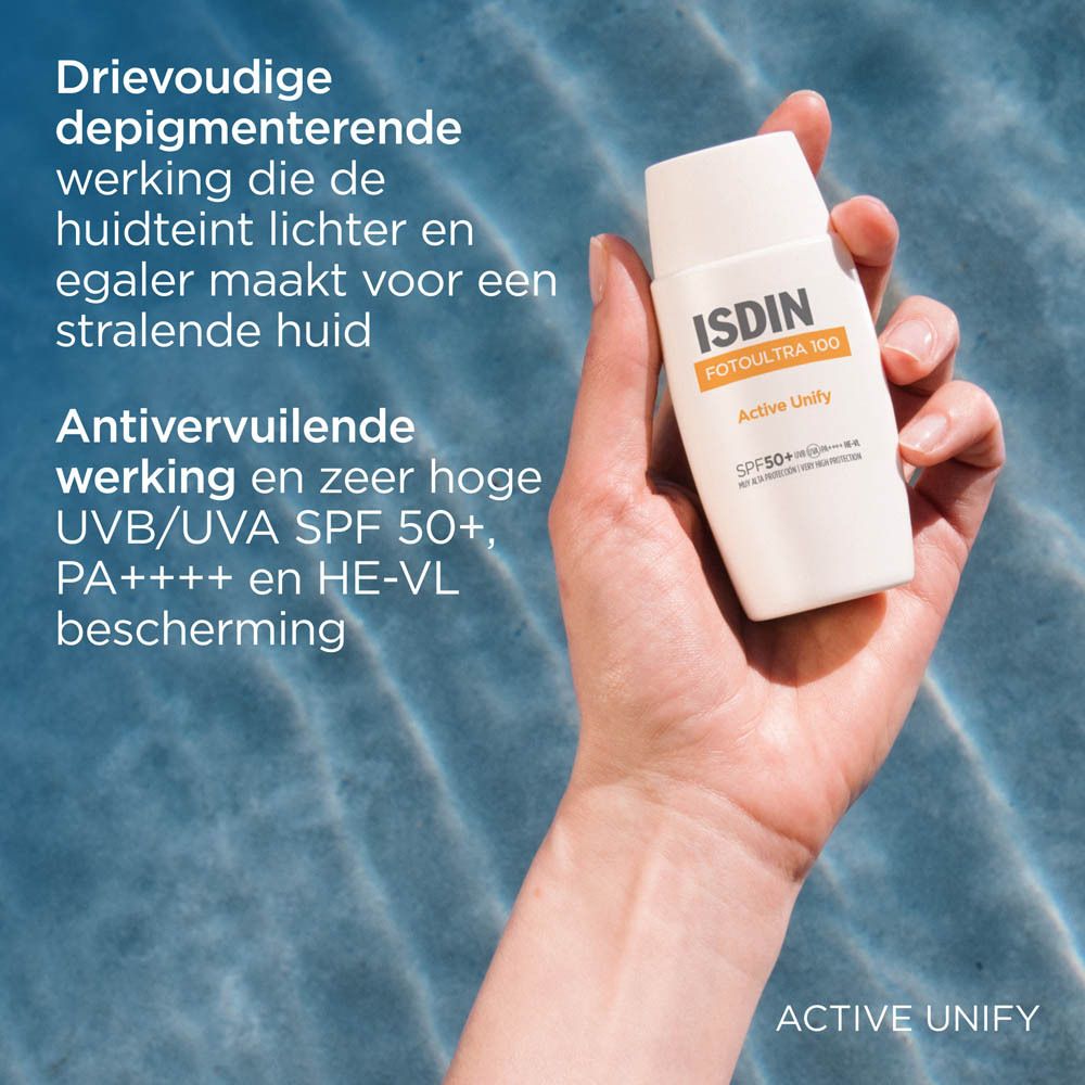 Mano che tiene un flacone bianco. Testo: Tripla azione depigmentante, anti-inquinamento, UVB/UVA SPF 50+.