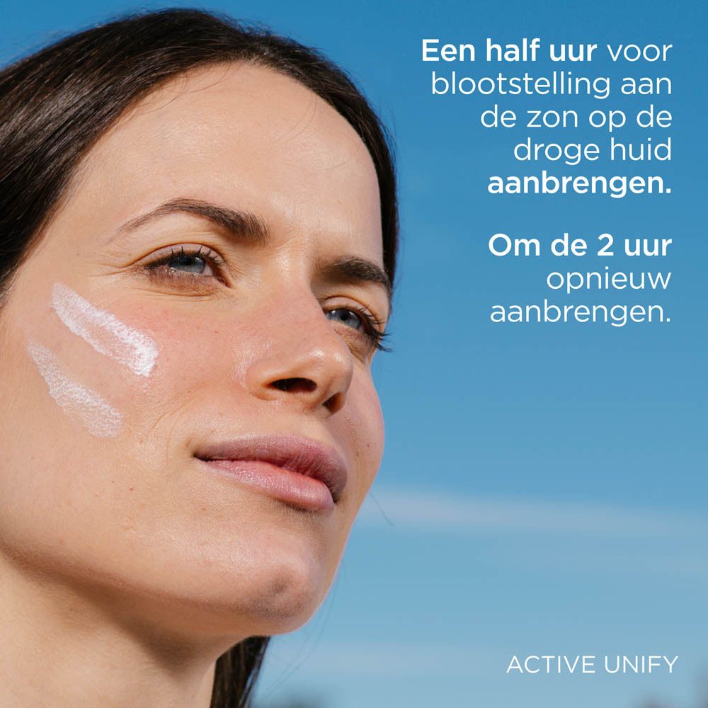 Donna con crema sul viso. Testo: Applicare sulla pelle secca mezz'ora prima dell'esposizione al sole.