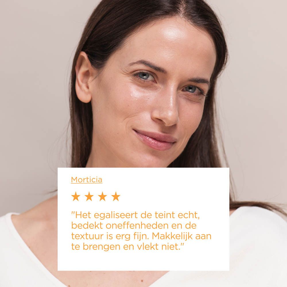 Donna sorridente. Testo: Morticia, 4 stelle. Citazione sulla texture e l'aspetto della pelle.