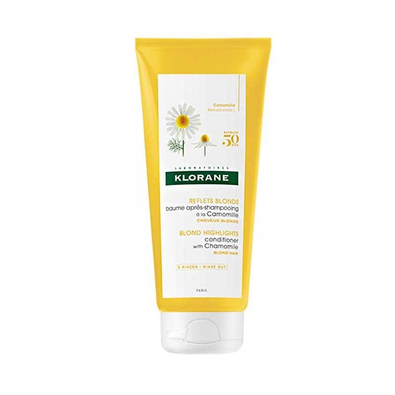 Tubo giallo con etichetta bianca. Scritta: KLORANE, Camomilla, Blond Highlights Conditioner.