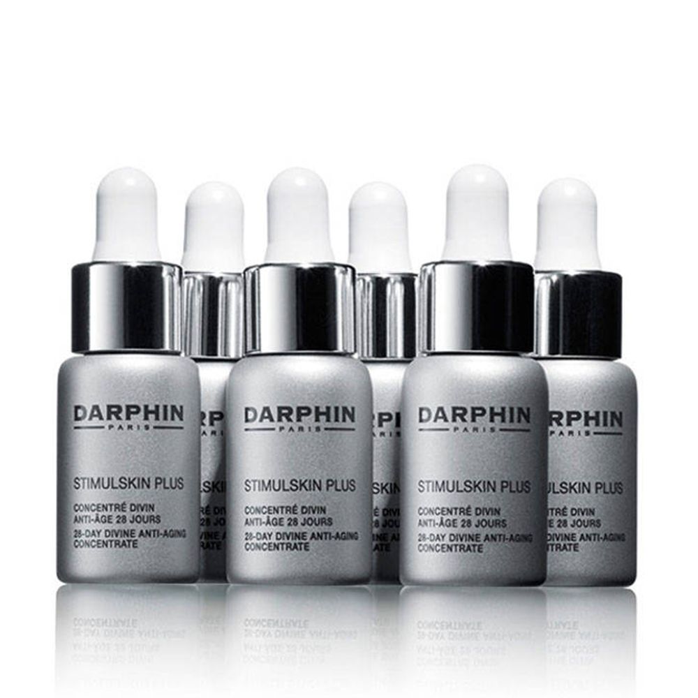 Sei piccoli flaconi con tappi argentati e pipette, etichettati con il nome del prodotto.