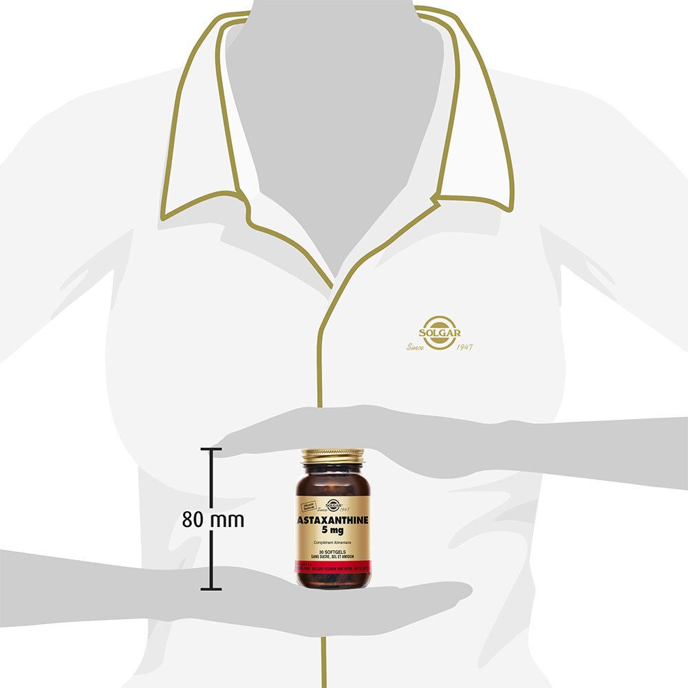 Persona che tiene in mano un flacone di Astaxantina 5 mg. Altezza: 80 mm.