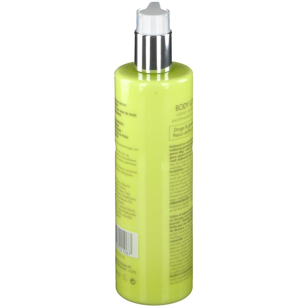 Flacone verde con erogatore argentato. Testo multilingue. Ingredienti e informazioni.