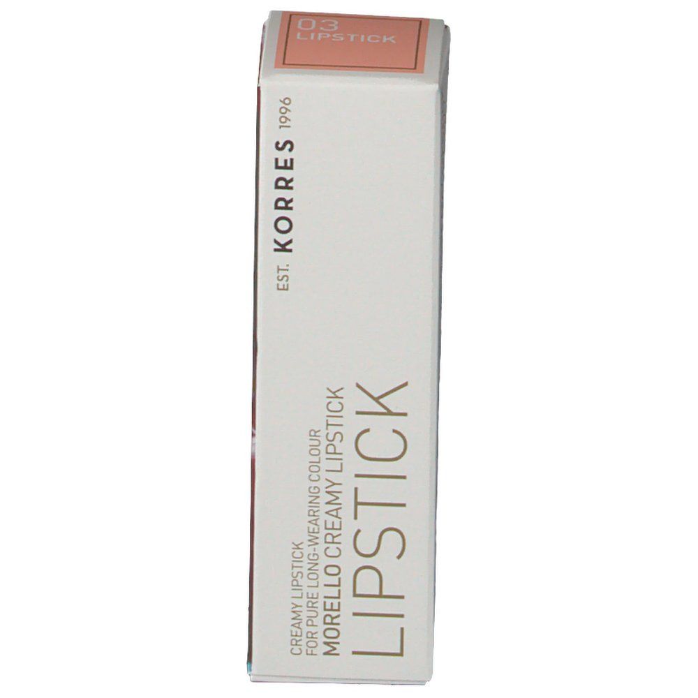 Rossetto Korres 03 in confezione. Scatola bianca con informazioni e logo. Colore beige del rossetto sulla parte superiore.
