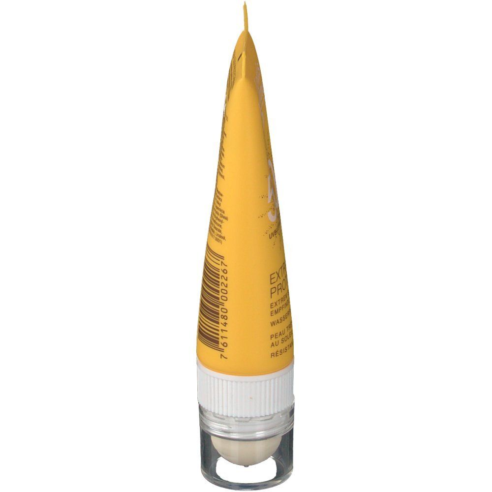 Tubo giallo Louis Widmer Extra Sonnenschutz SPF50. Lato con testo e codice a barre. Con applicatore bianco.