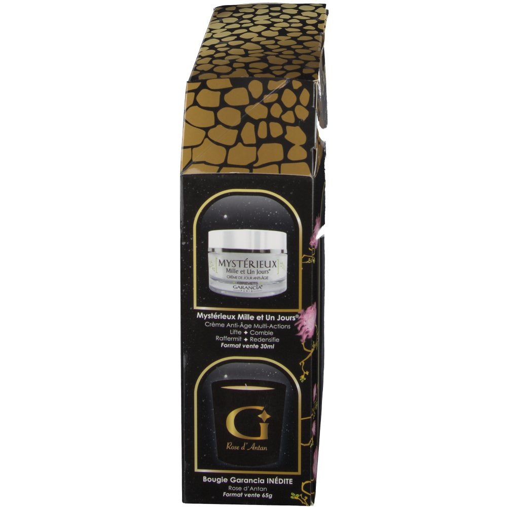 Vista laterale della confezione regalo. Contiene crema e candela. Imballaggio nero con motivo dorato e nomi dei prodotti.