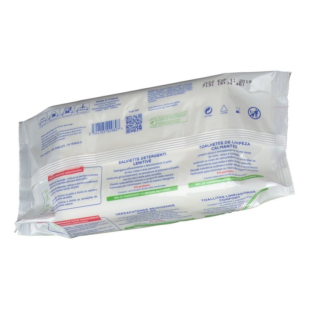 Retro della confezione di salviette Mustela. Testo multilingue. Codice QR e simboli di riciclaggio. Data di scadenza.